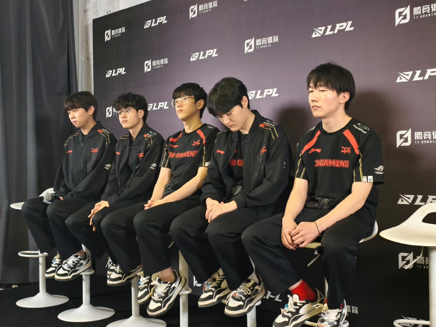 HKA险胜BLG,Uzi团战一打五宿敌对决四强赛,留下经典瞬间 HKA险胜BLG,Uzi团战一打五宿敌对决四强赛,留下经典瞬间