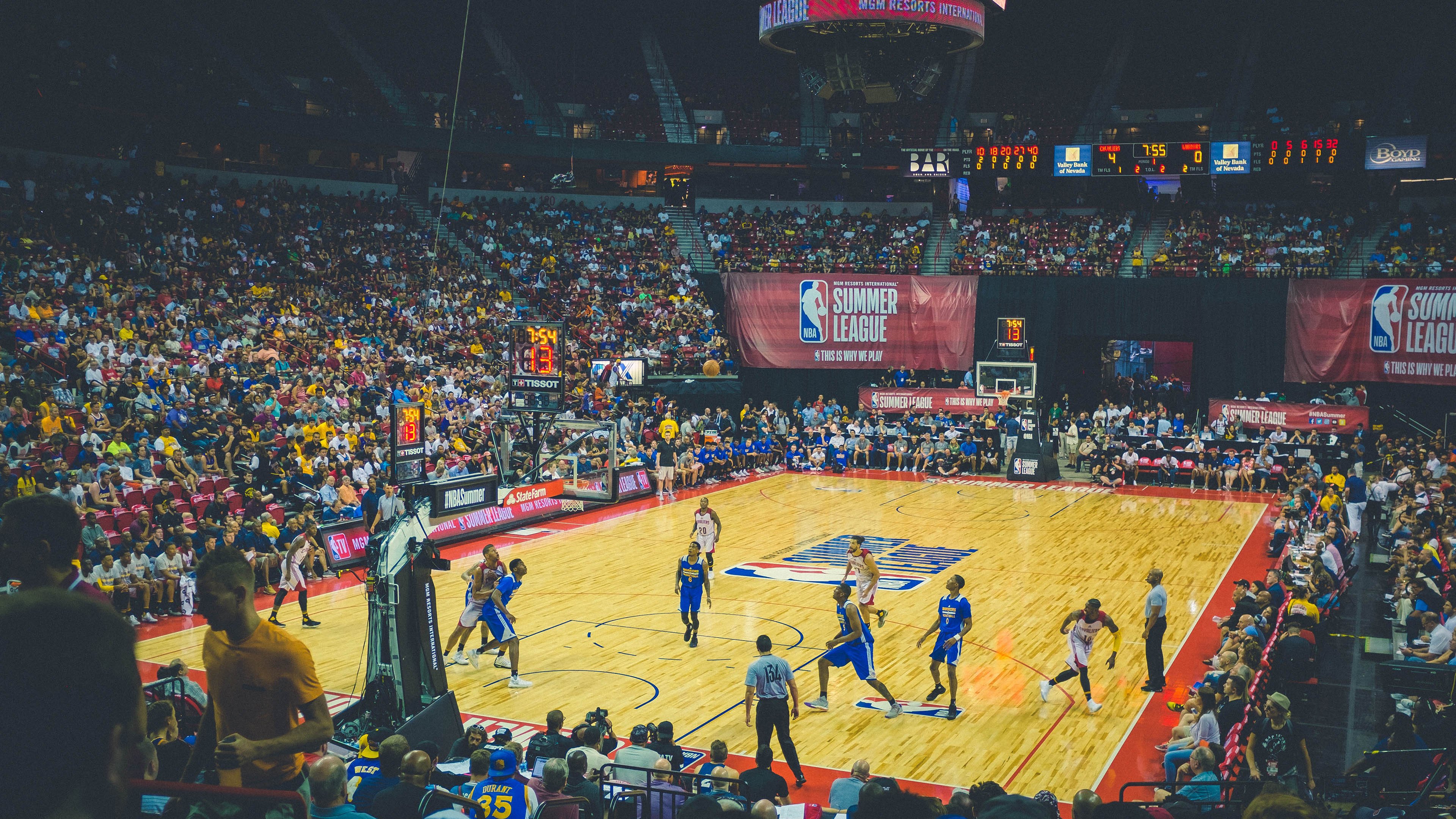 绝境封神！恩比德37+13一锤定音，雷霆靠他上演惊天逆转